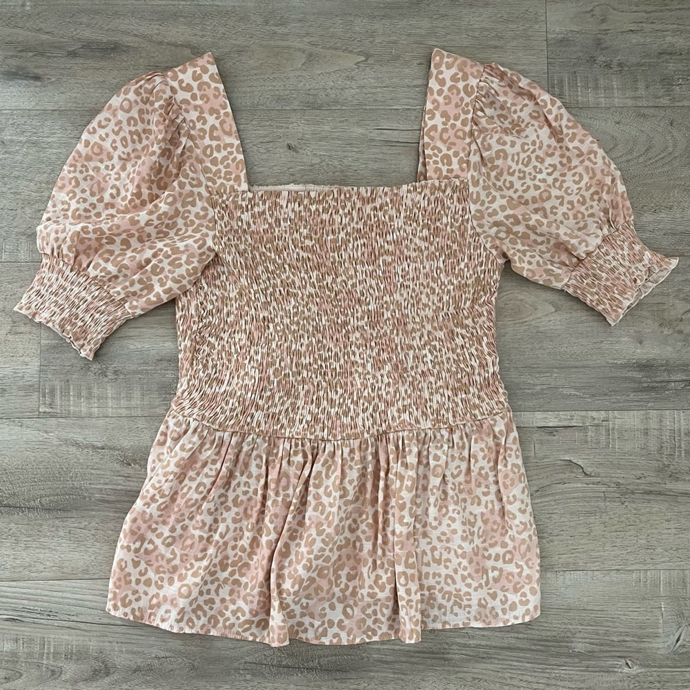 Nine West Smocked Bodice Blouse Med Short Sleeve Pink & Tan Animal Print